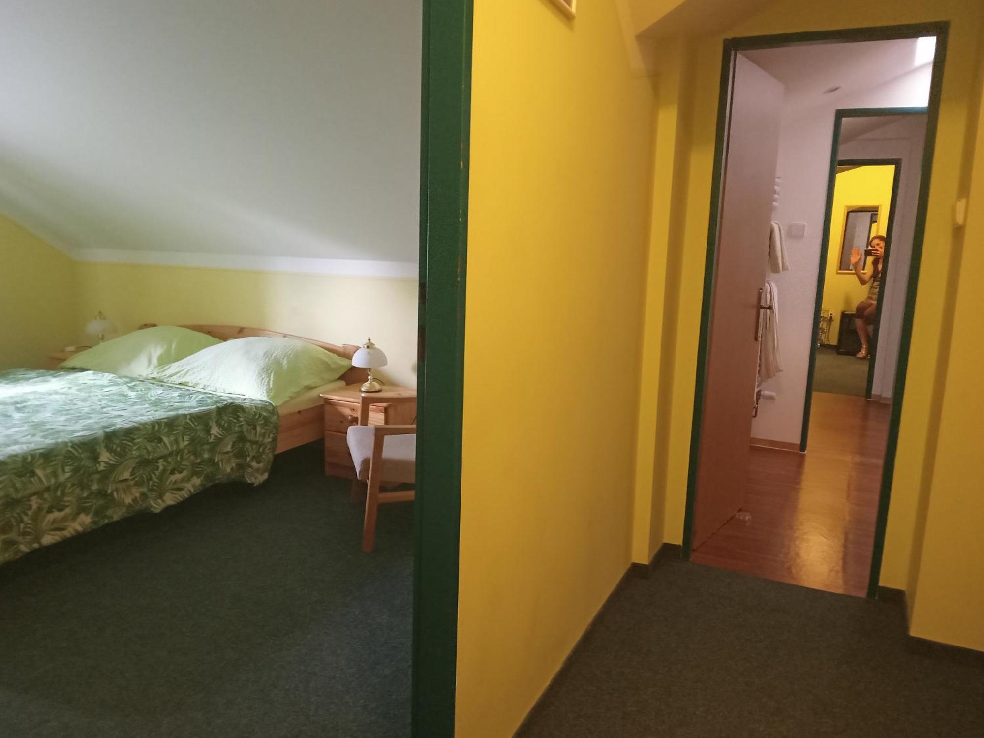 Hotel U Zeleneho Stromu - Zum Gruenen Baum Hřensko Exterior foto