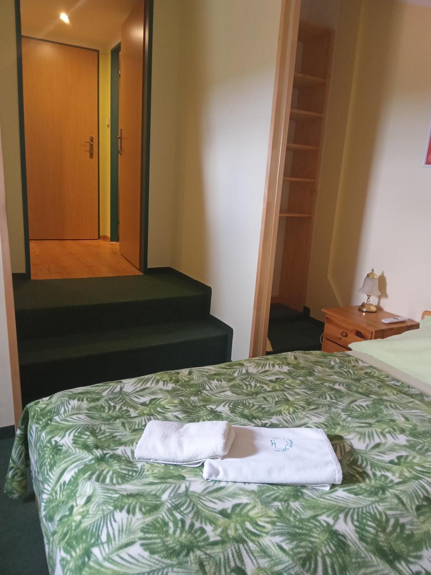 Hotel U Zeleneho Stromu - Zum Gruenen Baum Hřensko Exterior foto